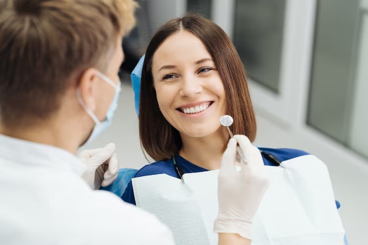 Tandlæge og smilende patient